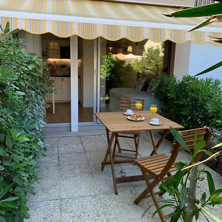 Avec Terrasse Au Centre De Daire *