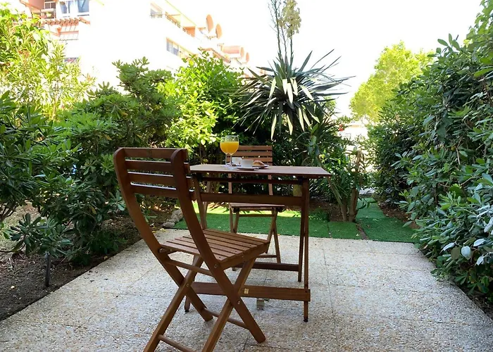Avec Terrasse Au Centre De * Gruissan
